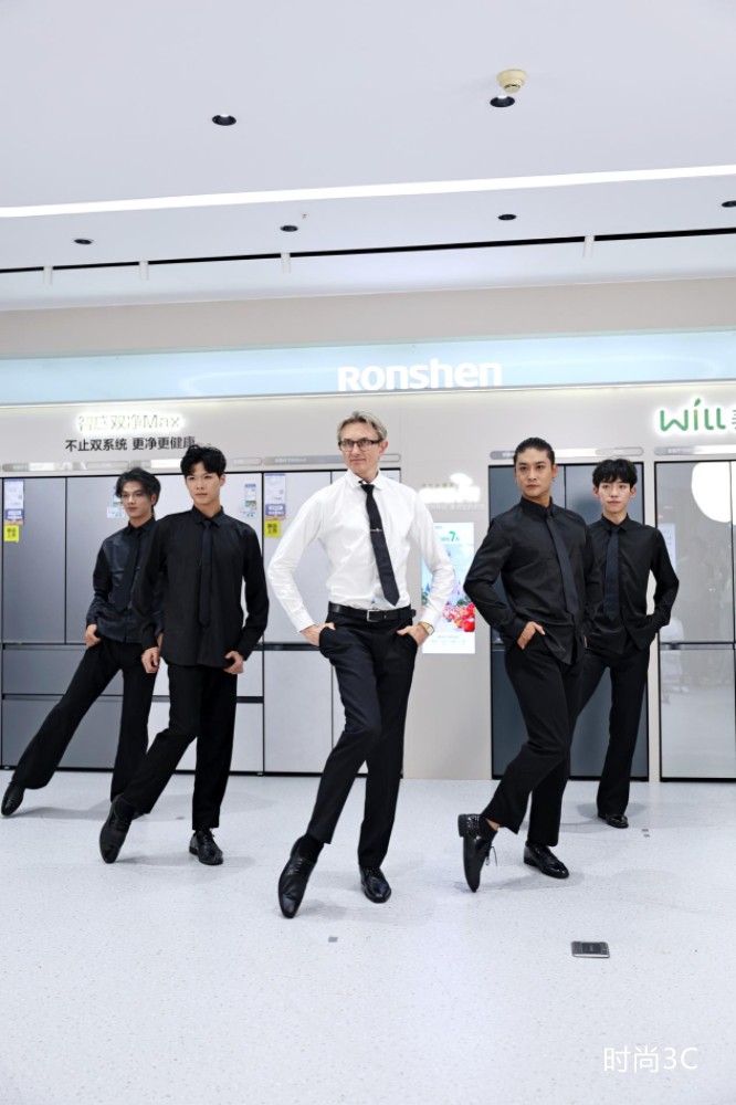 “九头身裁判”亮相容声直播间，共赴优雅与养鲜之约​