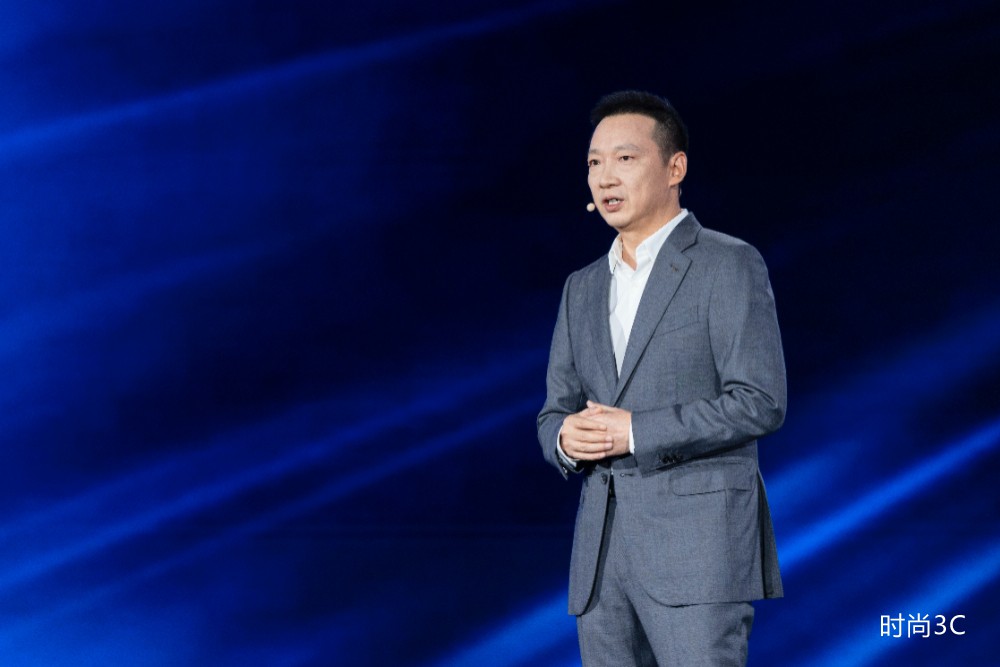 产业进化新引擎：荣耀 AI OS赋能千行百业重构人机交互未来